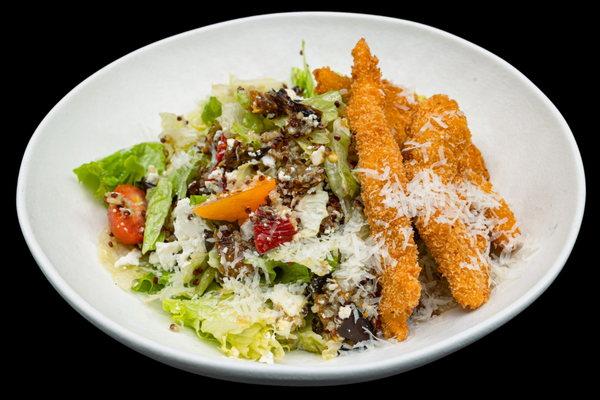 Mix Green Salads With Quinoa, Grilled Veggies and Crispy Chicken