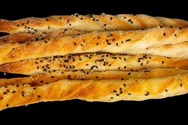 BREADSTICKS WITH TWO TYPES OF SESAME